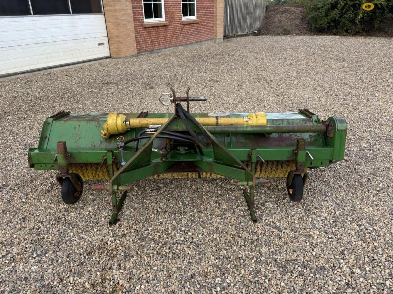 Thyregod sweeper with 3-point hitch 2