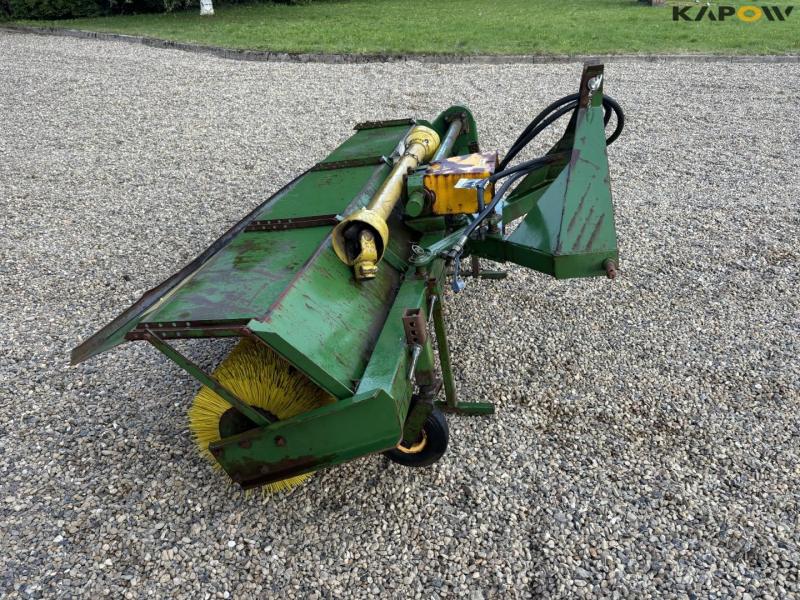 Thyregod sweeper with 3-point hitch 4