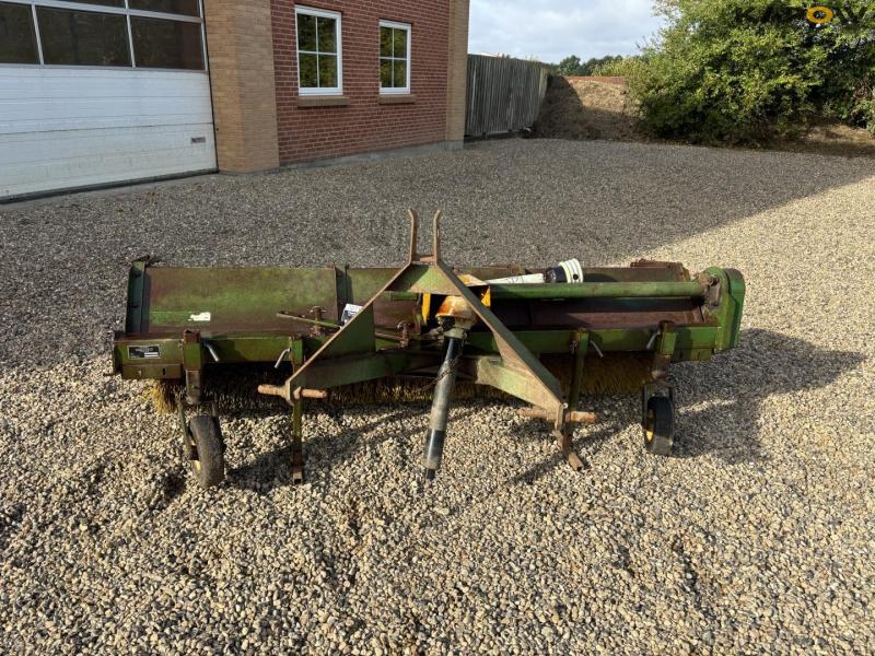 Thyregod sweeper with 3-point hitch 2