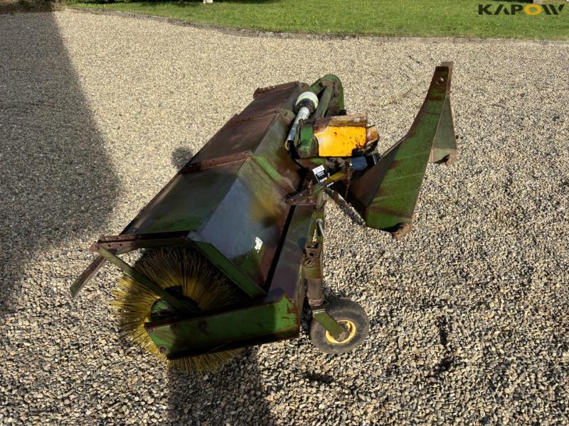 Thyregod sweeper with 3-point hitch 4