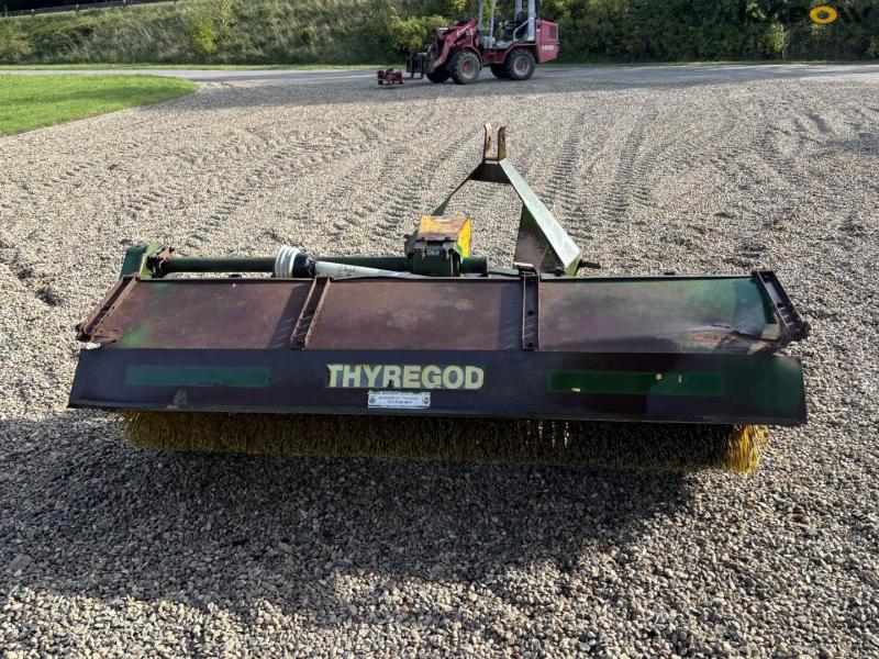 Thyregod sweeper with 3-point hitch 6