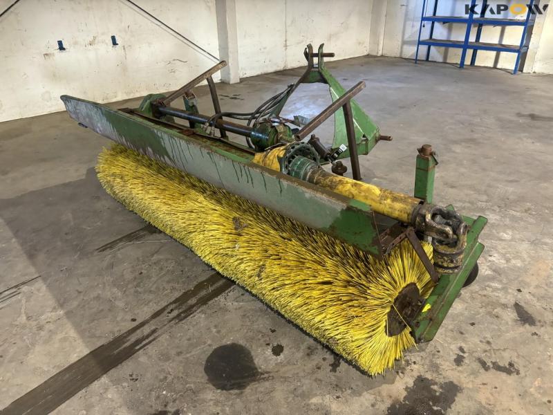 Thyregod broom with 3-point hitch 1