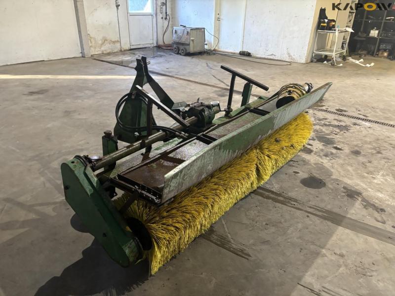 Thyregod broom with 3-point hitch 3