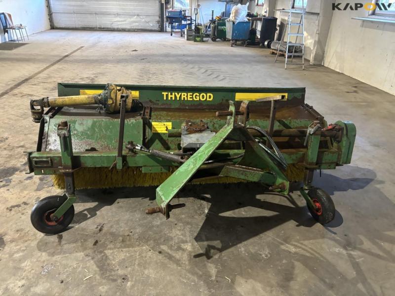 Thyregod broom with 3-point hitch 6