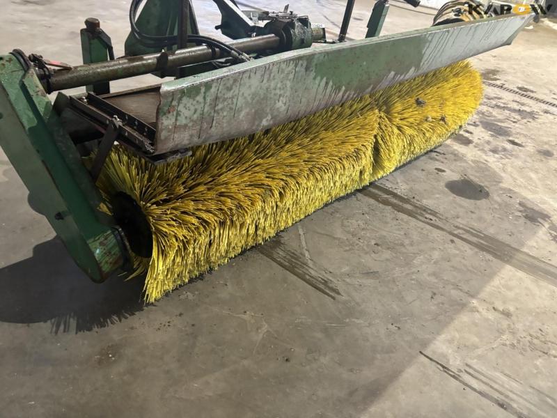 Thyregod broom with 3-point hitch 18