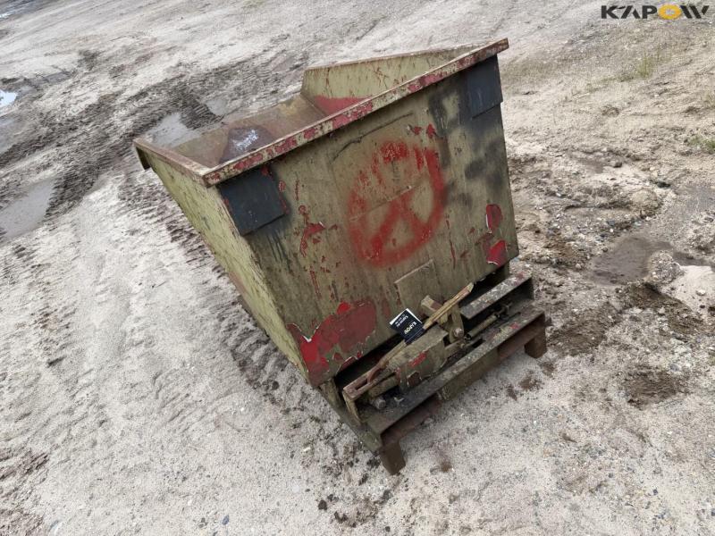 Tipping container for pallet forks 7