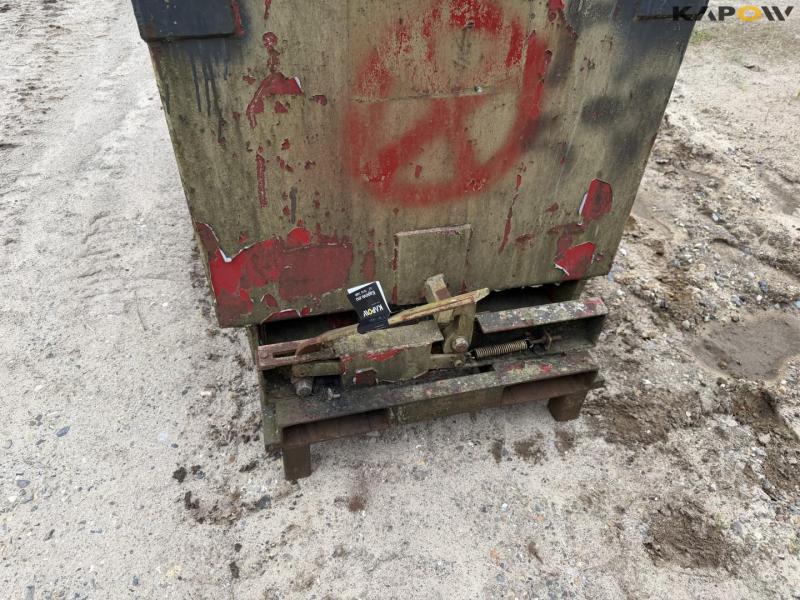 Tipping container for pallet forks 9