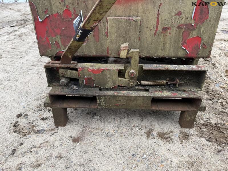 Tipping container for pallet forks 10