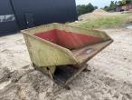 Tipping container for pallet forks 3