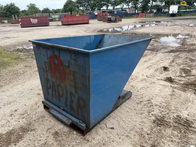 Tipping container for pallet forks 5