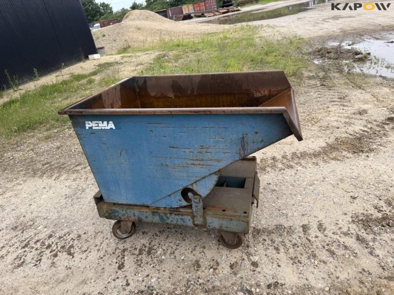 Tipping container for pallet forks 4