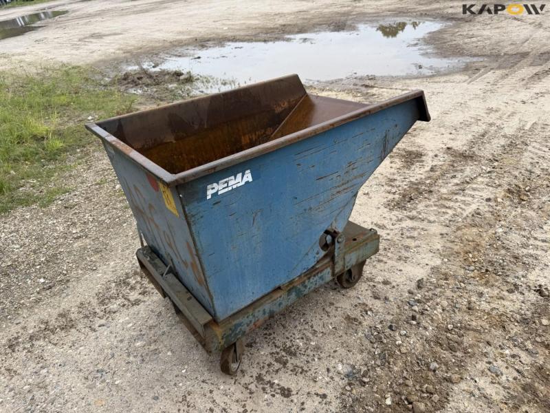 Tipping container for pallet forks 5