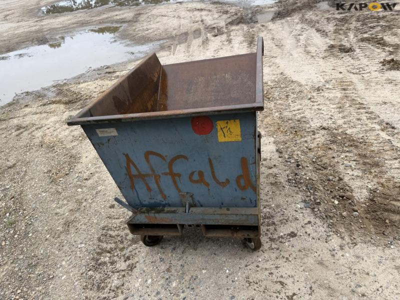 Tipping container for pallet forks 6