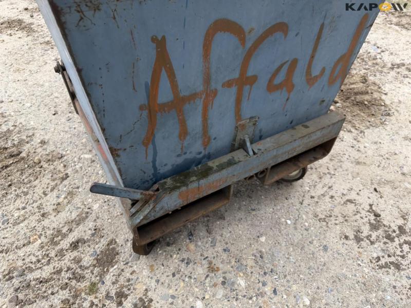 Tipping container for pallet forks 11