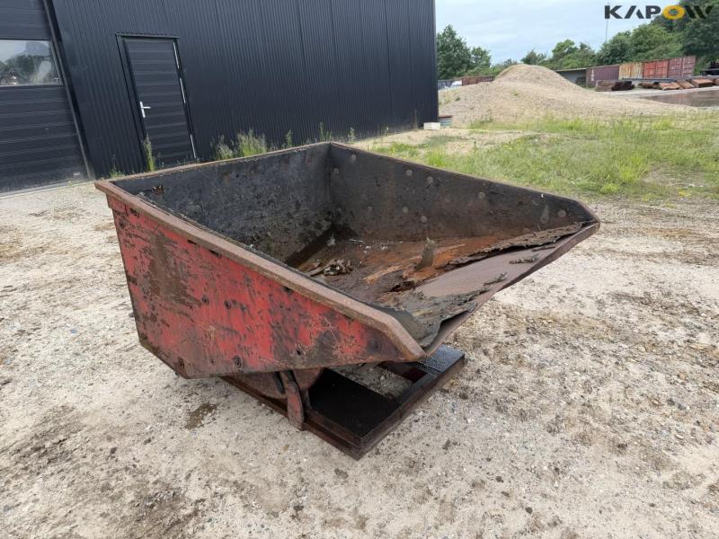Tipping container for pallet forks 3