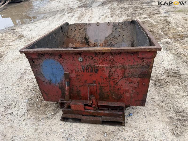 Tipping container for pallet forks 6