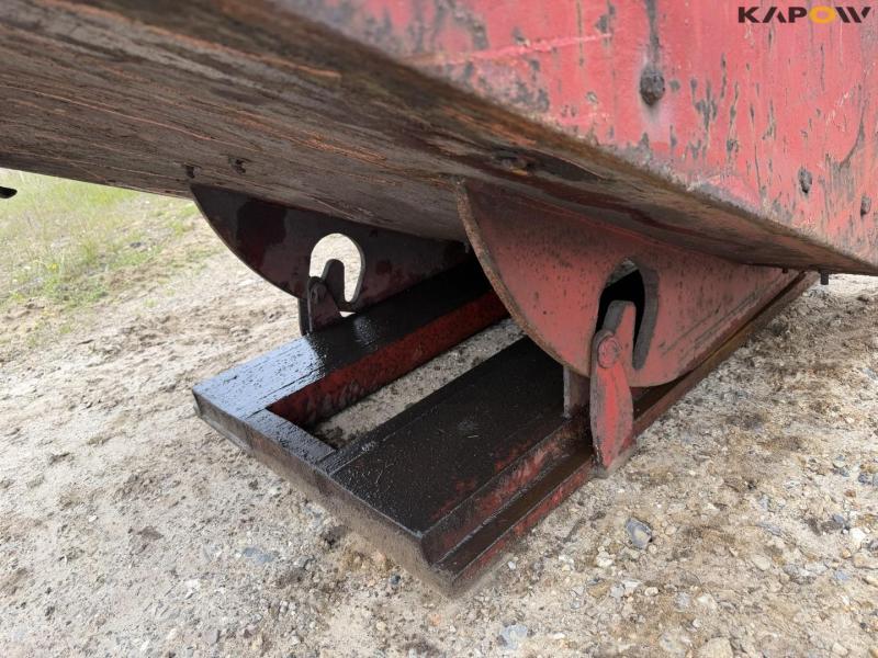 Tipping container for pallet forks 9