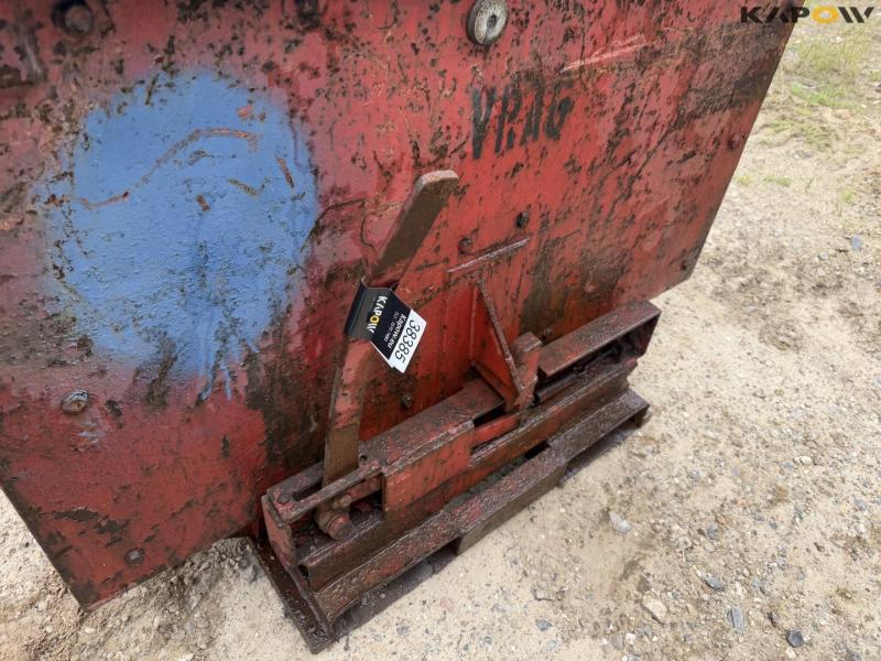 Tipping container for pallet forks 11
