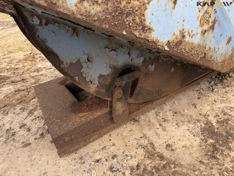 Tipping container for pallet forks 9