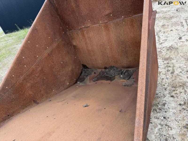 Tipping container for pallet forks 10
