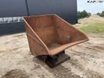 Tipping container for pallet forks 3