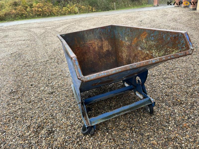 Tipping container for pallet forks 7