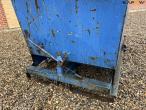 Tipping container for pallet forks 10