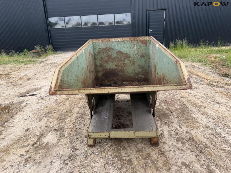 Tipping container for pallet forks 2