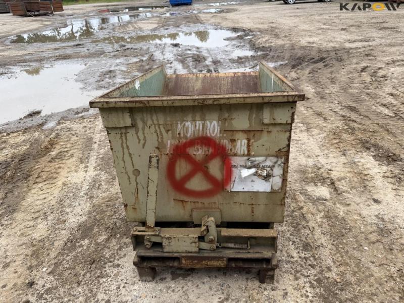 Tipping container for pallet forks 6
