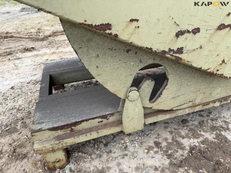 Tipping container for pallet forks 9