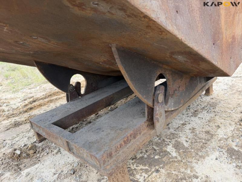 Tipping container for pallet forks 9