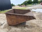 Tipping container for pallet forks 4