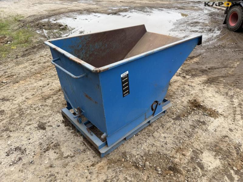 Tipping container for pallet forks 5