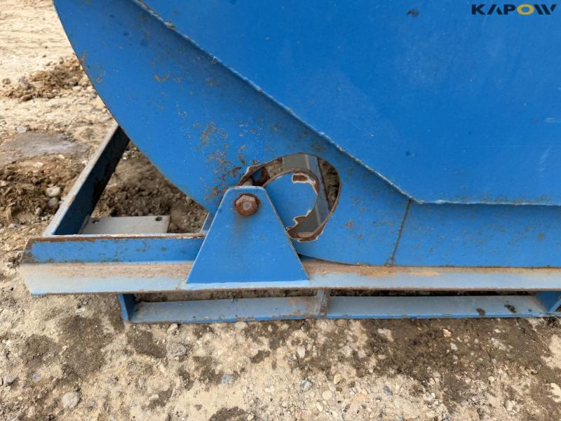 Tipping container for pallet forks 9