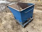 Tipping container for pallet forks 7