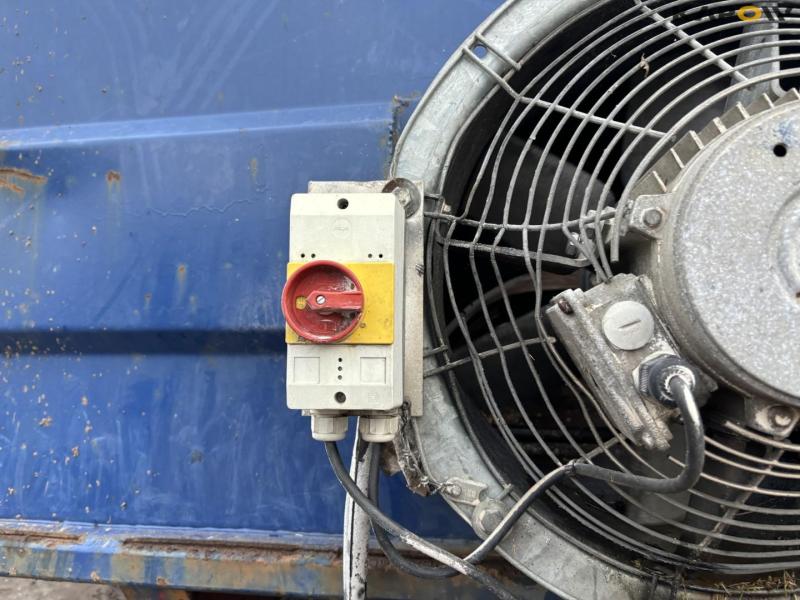 Tipper with drying channel 15