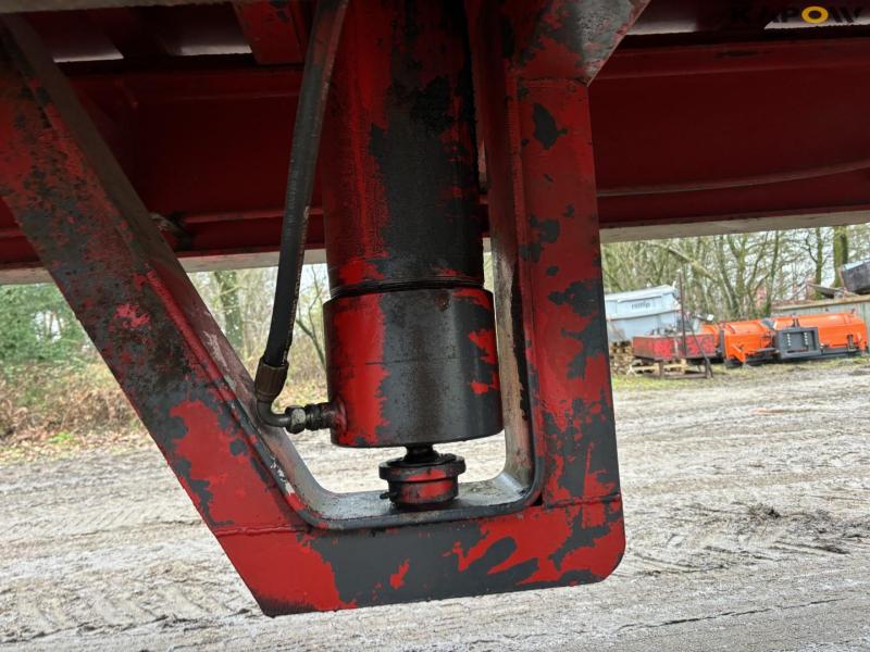 Tipper with drying channel 18