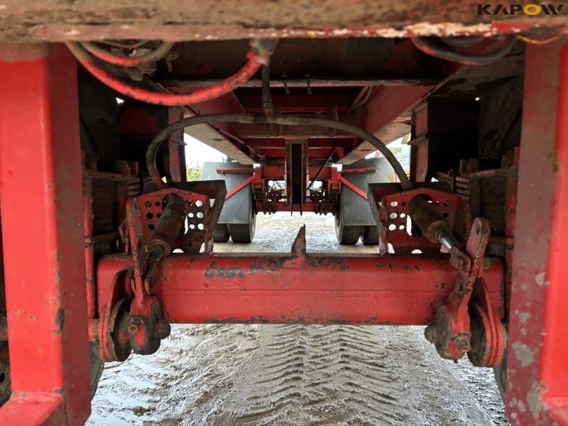 Tipper with drying channel 20