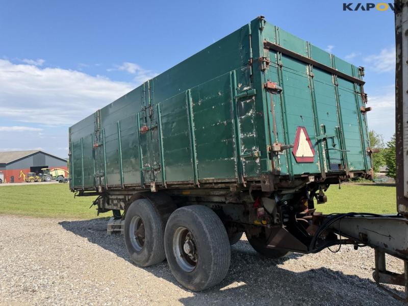 Tipper with trailer hitch 8