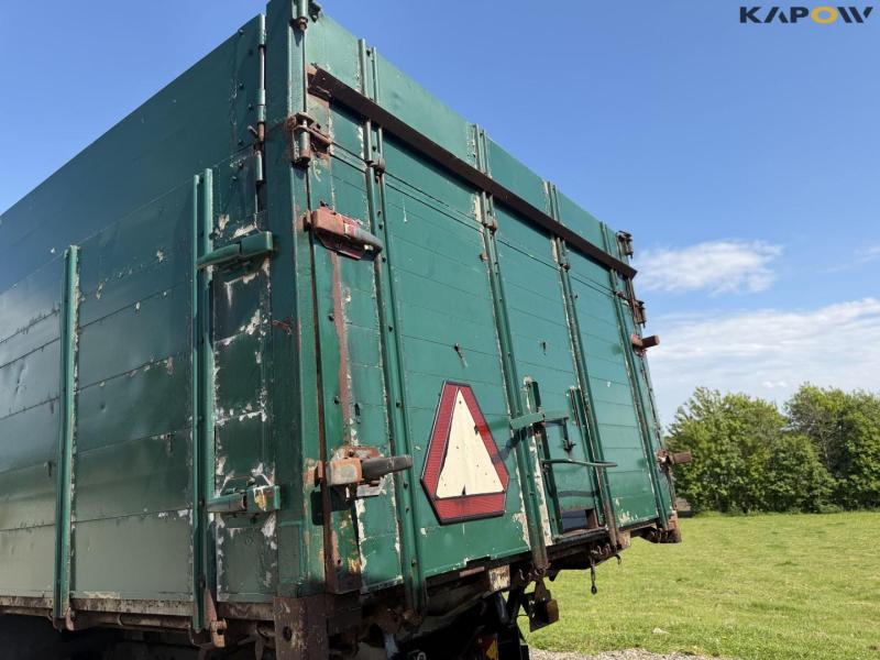 Tipper with trailer hitch 9