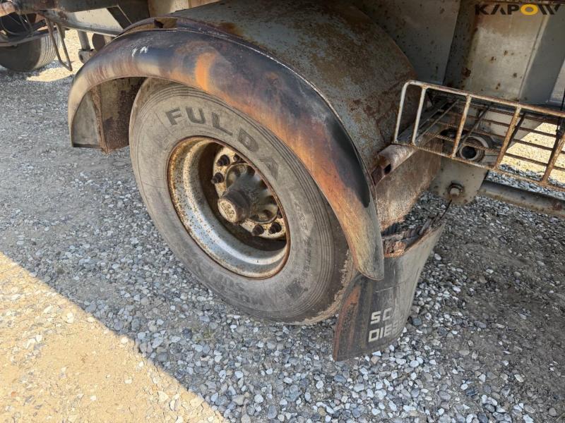 Tipper with trailer hitch 31