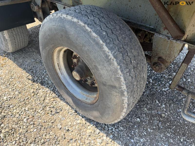 Tipper with trailer hitch 38