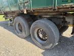 Tipper with trailer hitch 42