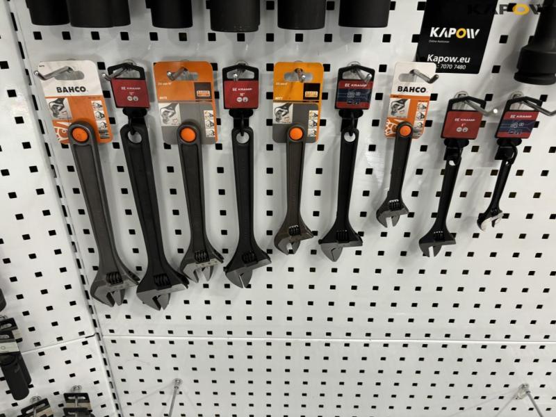 Sockets for socket wrenches. 6