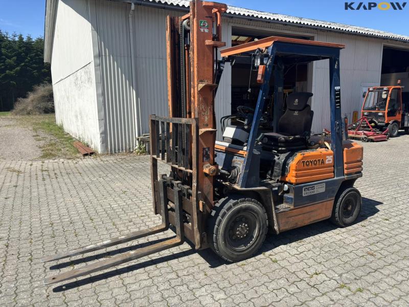 Toyota 02-5 FD25 forklift 1