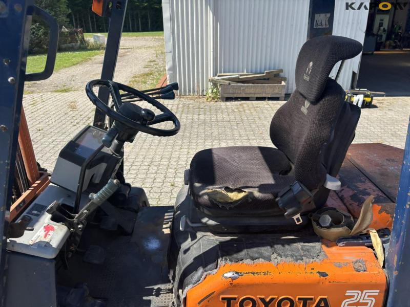 Toyota 02-5 FD25 forklift 43