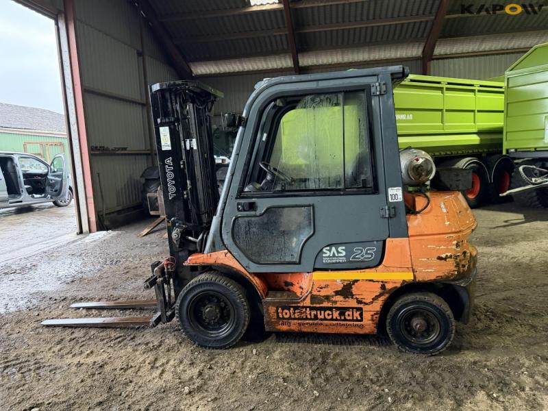 Toyota 42-7FGF25 forklift 8