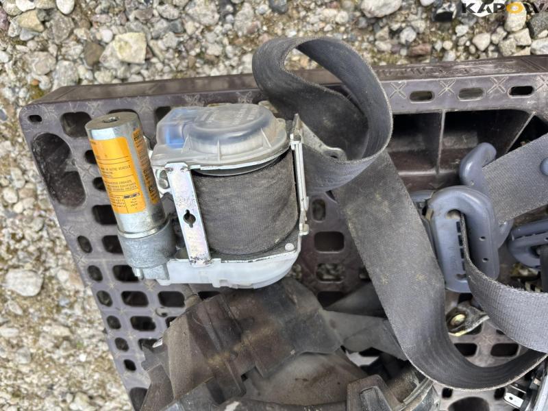 Toyota Hilux lights and seat belts 7