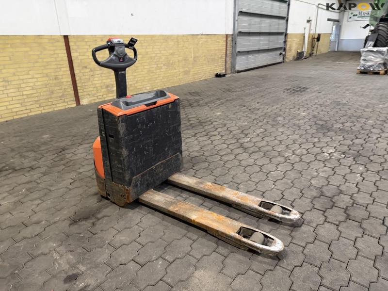 Toyota LWE 160 electric stacker 3