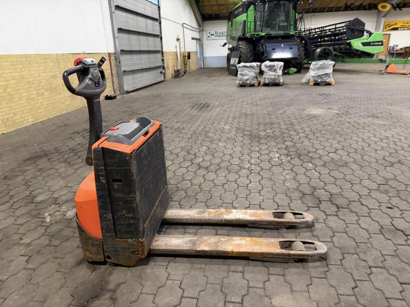 Toyota LWE 160 electric stacker 4